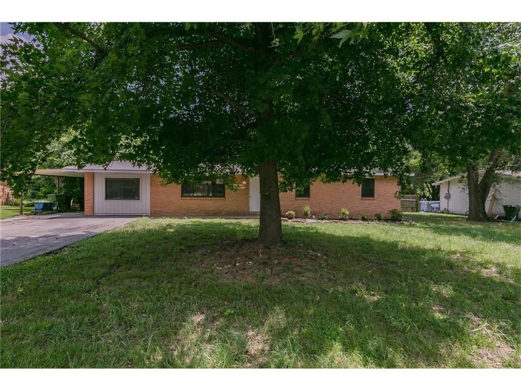Great 3 bedroom & 2 bathroom house in Rogers with new appliances, new flooring, fresh paint, and cedar closets! House located on a cul-de-sac.