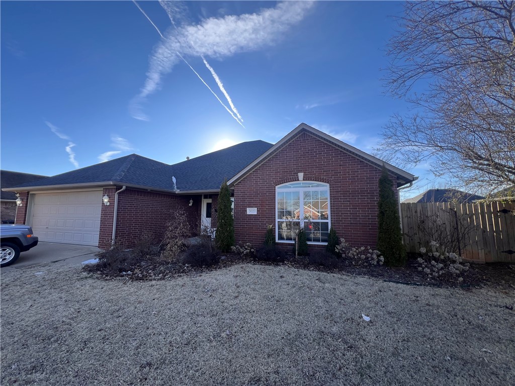 Great roomy open space 4 bed 2 bath home in a quite subdivision near schools, Lake Fayetteville, Greenway bike trail, Tyson HQ, George Park, Gyms, Don Tyson School of innovation, Ar children's Hospital, Arvest Ballpark, Walmart, retail shops, several office parks nearby, Downtown Springdale, Springdale Airport, 71B 5 min away & 1-40 10 min away
