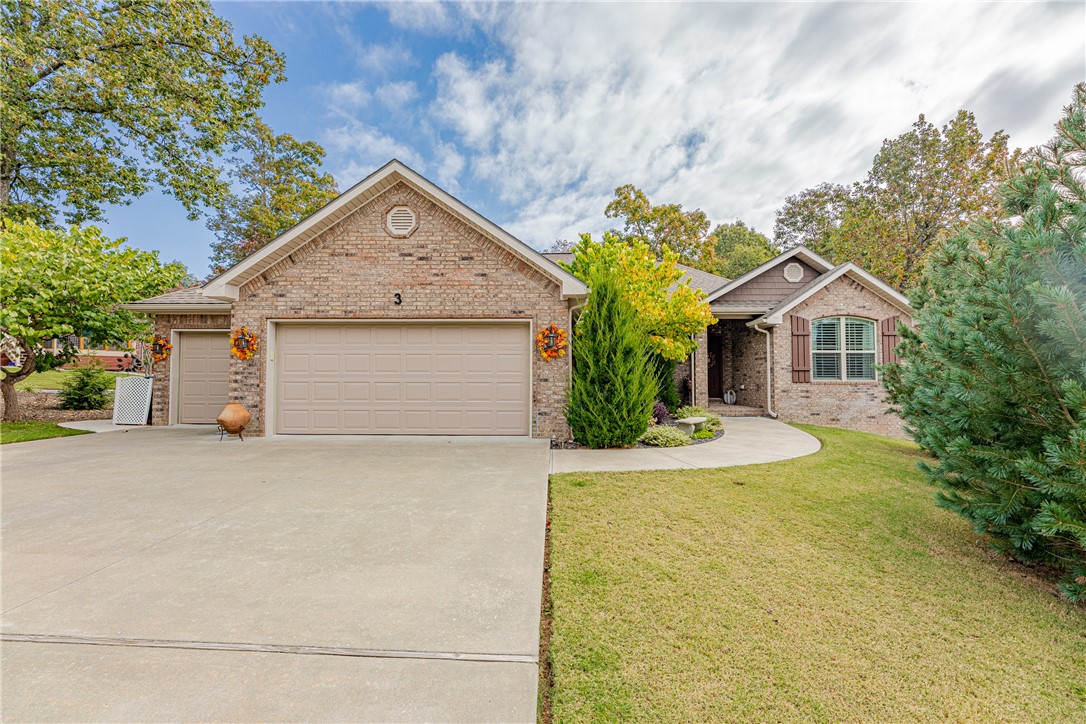 Amazing home one of the best in Bella Vista! This home is incredible as it is, just move in and enjoy! Crown molding, beautiful granite counter tops, fireplace, split floor plan, tile shower, double vanities, huge walk-in-closet. Beautifully landscaped yard with delightful fire-pit in the backyard.
Three car garage and too many other attributes to mention here, come see this house, once you see it you will want it to be your home.