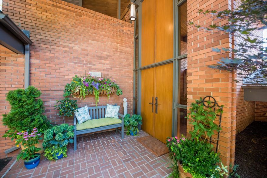 Mid-century modern estate on Mt. Sequoyah. Stunning Ernie Jacks design w/large spaces, vaulted ceilings, walls of windows blur indoors/outdoors, beautiful eastern views. Living & family rooms w/fireplaces, formal dining, loft flex space, modern kitchen w/large granite island, Sub-Zeros, Dacor 6-burner cooktop. Abundance of built-ins, storage thru-out. Many custom details, meticulously maintained. Secluded 3+ acre lot (m/l), lush landscaping, 7 distinctive outdoor living areas, hot tub, large workshop.