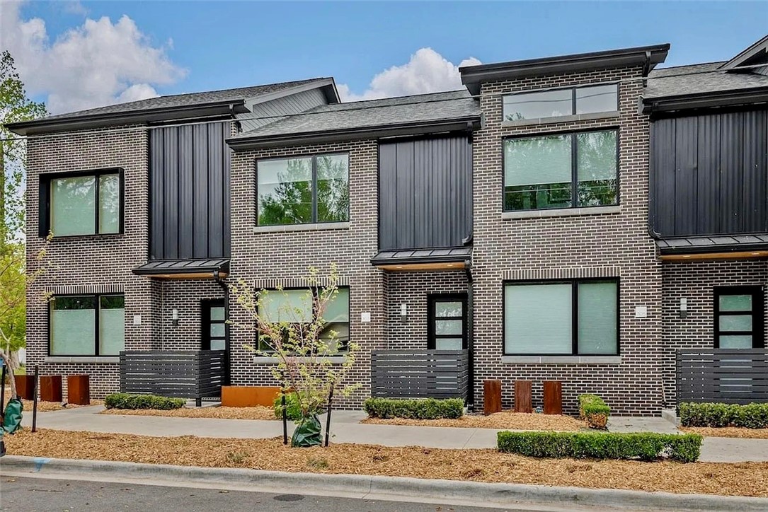 Modern 2-Story Furnished Row Home in Downtown Bentonville – Active Short-Term Rental
Modern 2-bedroom, 2.5-bath row home located in the heart of Downtown Bentonville, just minutes from the Square, trails, dining, and Crystal Bridges. Offering 1,530 square feet of thoughtfully designed living space, this fully furnished home is currently operating as a successful short-term rental.
Interior features include Quartz countertops, stainless steel gas appliances, Pella windows, Hickory hardwood flooring, and floating vanities in all bathrooms. The open-concept main level is ideal for entertaining, while both upstairs bedrooms offer en-suite baths and ample natural light.
Enjoy a private courtyard, attached 1-car garage, and low-maintenance living—all within walking distance to the best of Bentonville.
Turnkey and income-producing from day one, this is a rare opportunity to own a luxury short-term rental in one of Northwest Arkansas’ most sought-after locations.