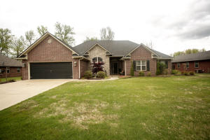 1308 Whippoorwill - A custom built 4 bedroom, 3 full bath lovely brick home, boasting 2634 sq ft of living space with detailing that sets it apart from the crowd. Located in one of Russellville's most desirable areas this home features a fireplace in the greatroom, split floor plan, high ceilings, wood flooring & crown molding. Living room and formal dining. Open floor plan, sprinkler system, screened porch. $269,900 mls#17-771