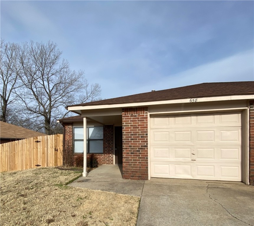 This beautifully updated 2 bedroom, 2 bathroom duplex is packed with features and perfectly located just 1.5 miles from the University of Arkansas and vibrant Downtown Fayetteville.
Enjoy the convenience of a 1-car garage and a full set of included appliancesārefrigerator, washer, and dryer. The interior boasts granite countertops, brand-new cabinets, and durable LVP flooring throughoutāno carpet!
Step outside to a fenced-in side yard, perfect for privacy, pets, or outdoor entertaining.
Whether you're a student, or a professional, this move-in ready home offers comfort, style, and an unbeatable location.