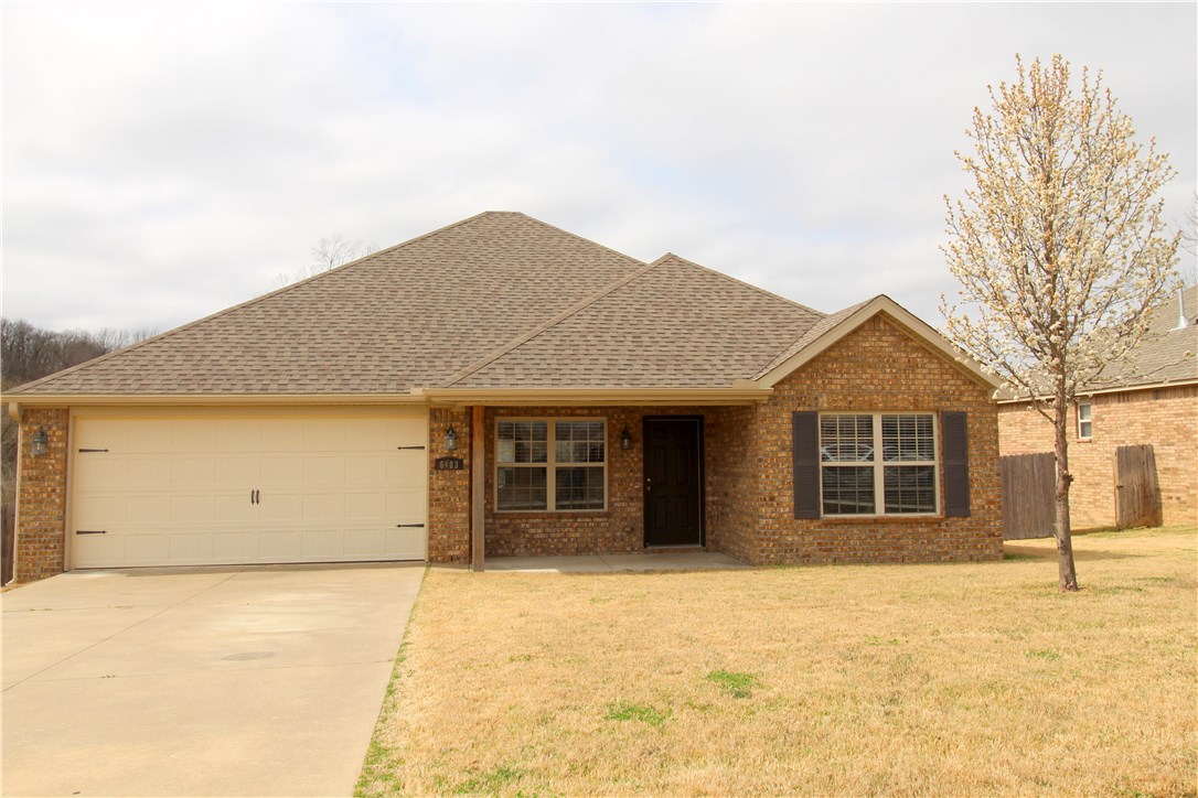 Great 4 bedroom floor plan in a nice quiet neighborhood. Easy access to I-49