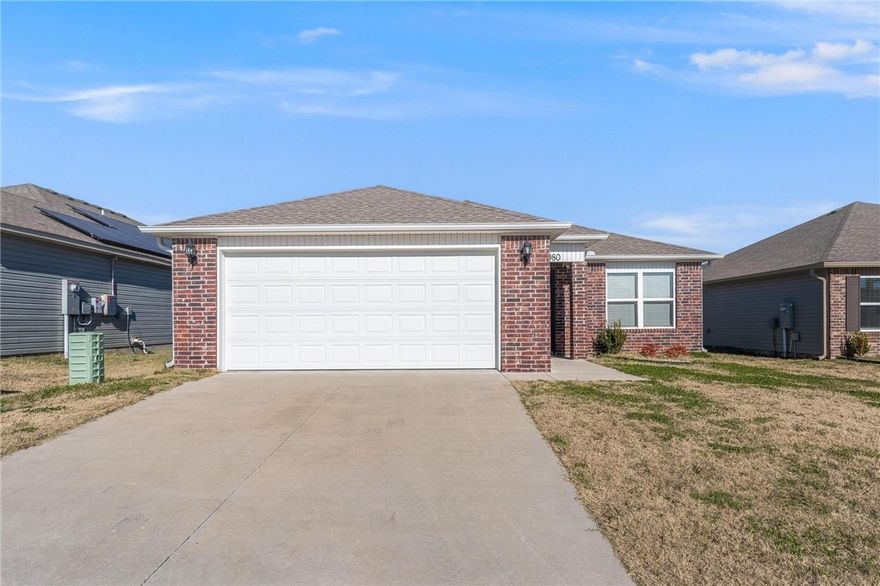 Welcome to 980 Starling a well maintained, single-level home offering a functional and inviting layout in a prime Fayetteville location. Just minutes from the University of Arkansas, local trails, parks, and Fayetteville’s best shopping and dining. Inside, you’ll find an open floor plan with luxury vinyl plank flooring.  The kitchen features upgraded cabinets, granite counter, stainless steel appliances and a raised bar top.  There is a seamless flow into the living and dining areas, perfect for everyday living or entertaining. The spacious primary suite includes a generous sized bathroom with a walk-in closet.  While the additional bedrooms provide flexibility for guests, a home office, or a growing household. Recessed lighting adds a clean, modern touch in the living area. 
Great opportunity to own a beautifully kept, well-designed home close to the U of A!