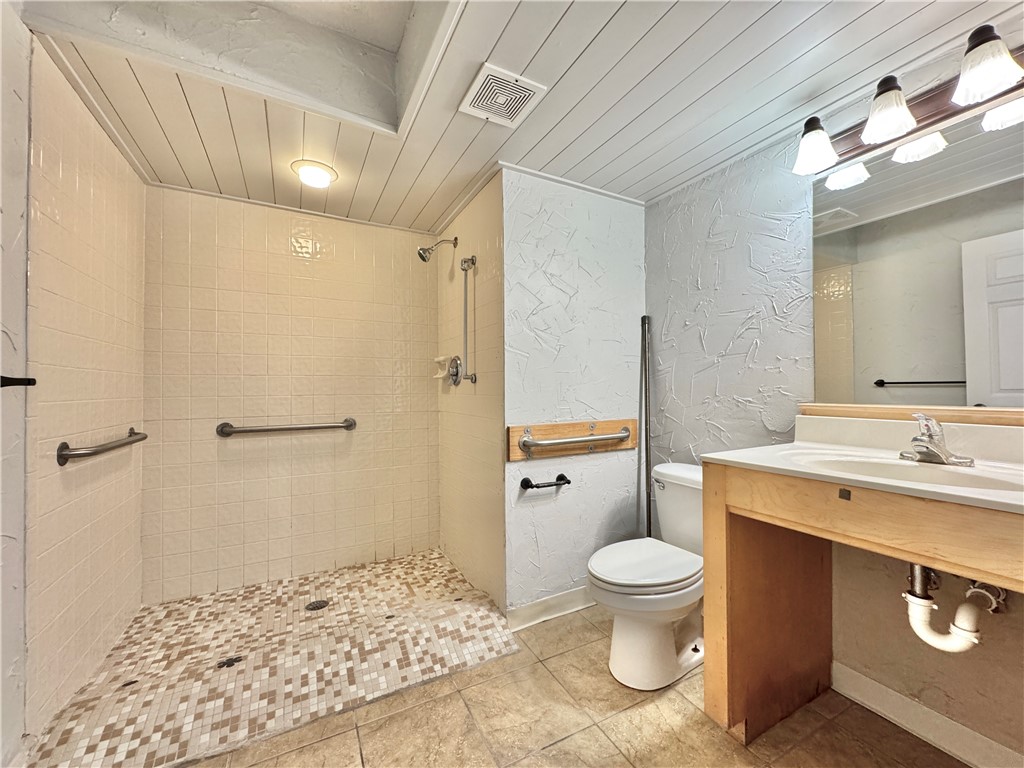 9-16-30 FAYETTEVILLE OUTLOTS - Residential Lease