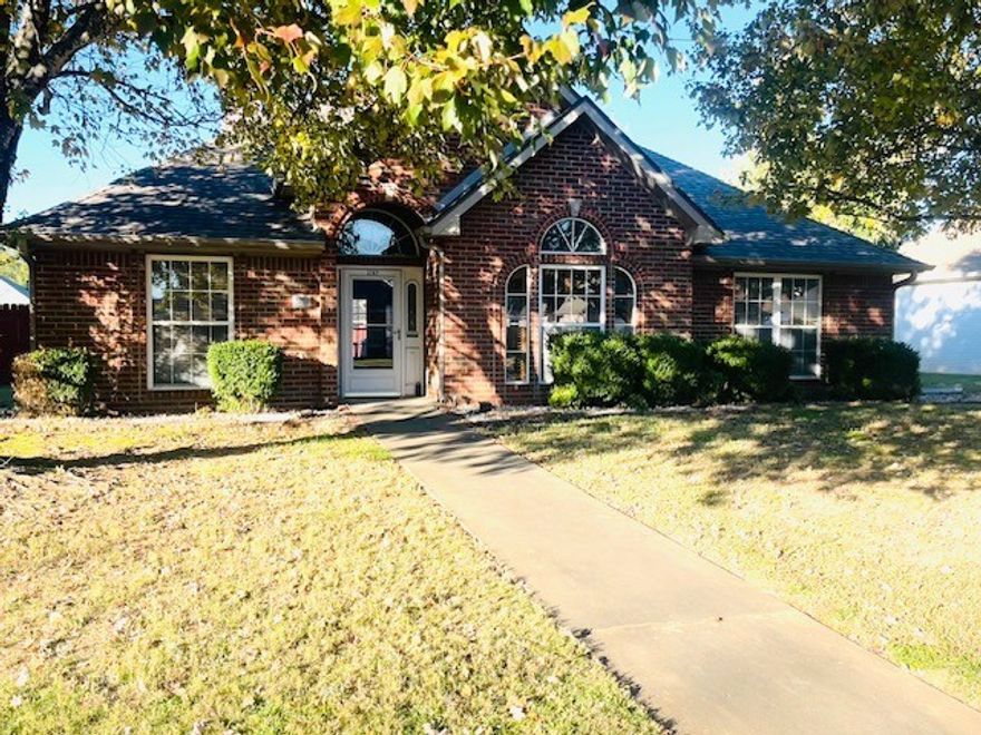 Welcome to the Orchards Subdivision living. This 3 bedroom ,2 bath, split floor plan,
vaulted ceilings in LR and DR. So much potential just waiting for you to put your personal touch on it. House has new roof
in 2020, new HVAC in 2022, termite contract good thru 5/ 26. privacy fence in back yard, storage shed, and garden spot.
Located walking distance to Coler Bike Trails and less than a mile to the downtown Bentonville. house is SOLD AS IS.