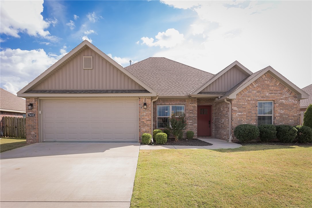 ***Move-in Ready *** Beautiful 4 bedroom house in the west side of Springdale , with walking distance to Har-Ber High School , located in a great neighborhood , offers you an easy access to Interstate 49 , and Highway 412 .