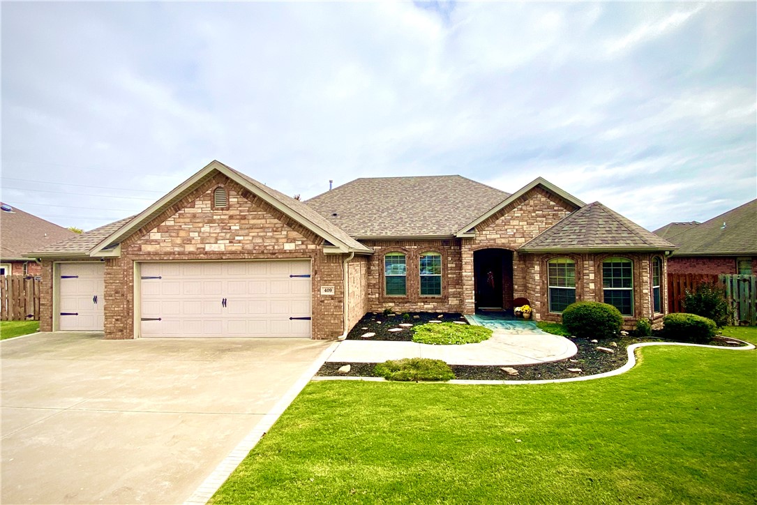 This stunning, Smart Home is located in a quiet neighborhood on the western edge of Bentonville, AR. Boasting 3 spacious bedrooms and 2 bathrooms, the 1802 sqft home is perfect for those who want to spread out and relax. Includes an Eat-in Kitchen and Formal Dining area, and open Living Area. Come experience this bright and comforting interior. Outside, thereās plenty of privacy. Play in the lush backyard or enjoy grilling on the covered back patio. Vivint Security System and Programmable Nest Thermostat bring a tech enabled sophistication to this lovely home. Originally built by Cornerstone Homes, it was made with 2x6 Exterior walls and extra insulation for high efficiency. Comes with a Central Vacuum and LED Mood lighting in the main areas. Big 3 car garage. You're sure to love the quality crafted details of this home, and you'll also appreciate the location, close to the Elm Tree Elementary and Coler MTB Park. Enjoy easy access to the downtown Bentonville amenities.
You are buying a lifestyle, not just a home!