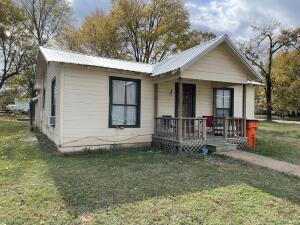 Great investment property in downtown London. 2 bedroom 1 bathroom home with tenants in place. Currently leases for $500 per month till September 2022.