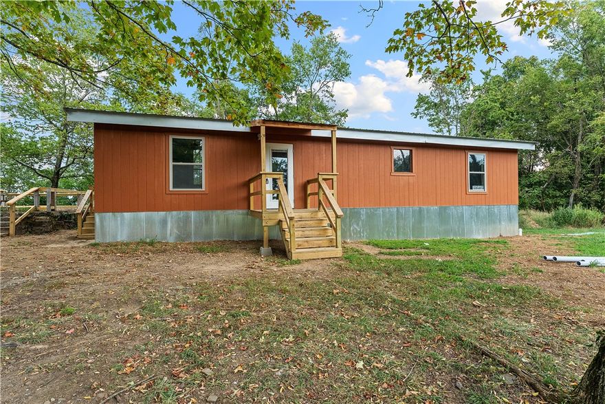 Welcome to this charming 817 sqft home that offers a warm rustic feel with all the comfort needed. 
Perfect for first time homebuyers or those looking to escape the noise of the city while only being 20 minutes away from the university!