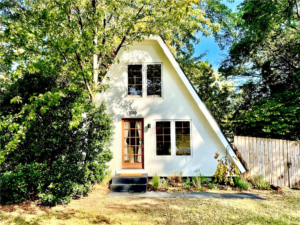 This charming A-frame is ideally located between Coler Mountain Bike Preserve and downtown Bentonville, offering the perfect blend of convenience and character. Set on a private lot with a fenced yard and mature trees, the home provides a peaceful setting just minutes from trails, restaurants, and shopping. With its distinctive design, this property is a great fit for someone looking for a unique home in town, or for buyers seeking an already income-producing Airbnb. Itās a rare opportunity to own a distinctive space in one of Bentonvilleās most sought-after locations.