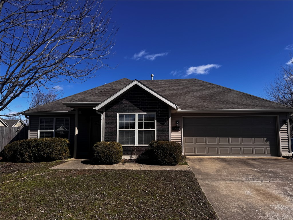 Welcome to this charming home located in a serene, quiet neighborhood in SW Bentonville. Situated on a desirable corner lot, this 3-bedroom, 2-bathroom home offers both comfort and convenience.
Inside, you'll find stunning wood floors throughout the main living areas, adding warmth and character to the space. The vaulted ceilings in the living room create an open and airy feel, making it feel even more spacious.The large, fully fenced backyard provides a private outdoor retreat, perfect for relaxing or entertaining guests.
Additional features include a 2-car garage, offering convenience and extra storage space. The home is located in a peaceful neighborhood, yet just minutes away from Bentonvilleās shops, dining, and amenities, ensuring you're close to everything you need.
