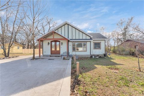 Photo of 1611 W Backus Avenue, Springdale, AR 72762 (MLS # 1334068)