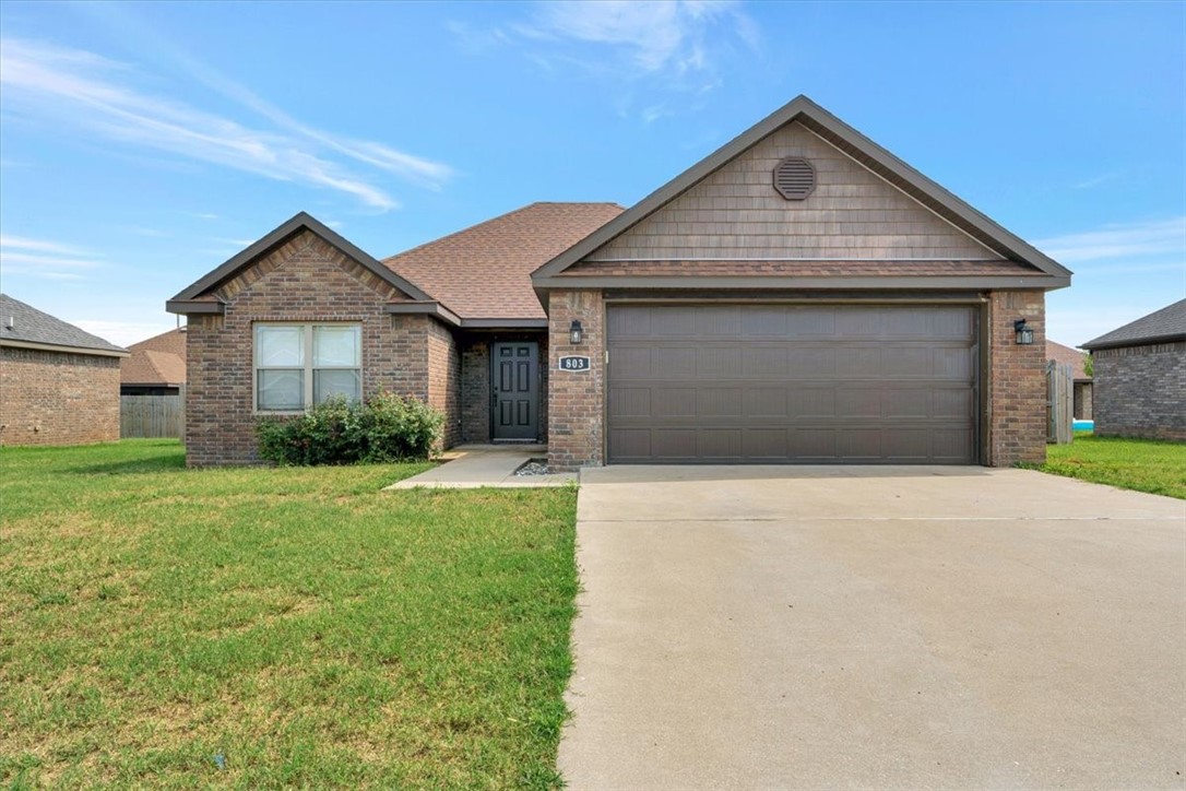 Motivated seller participating in several buyer incentive programs. Well maintained home in the heart of Gravette! All LVP flooring, granite counter tops, stainless steel kitchen appliances, large bedrooms, and a walk in closet in master! This home won't last long, so get in now!