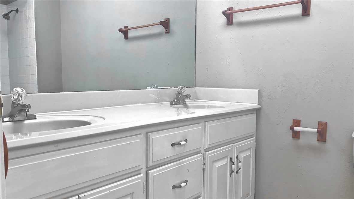 East Oaks Ph I - Residential Lease