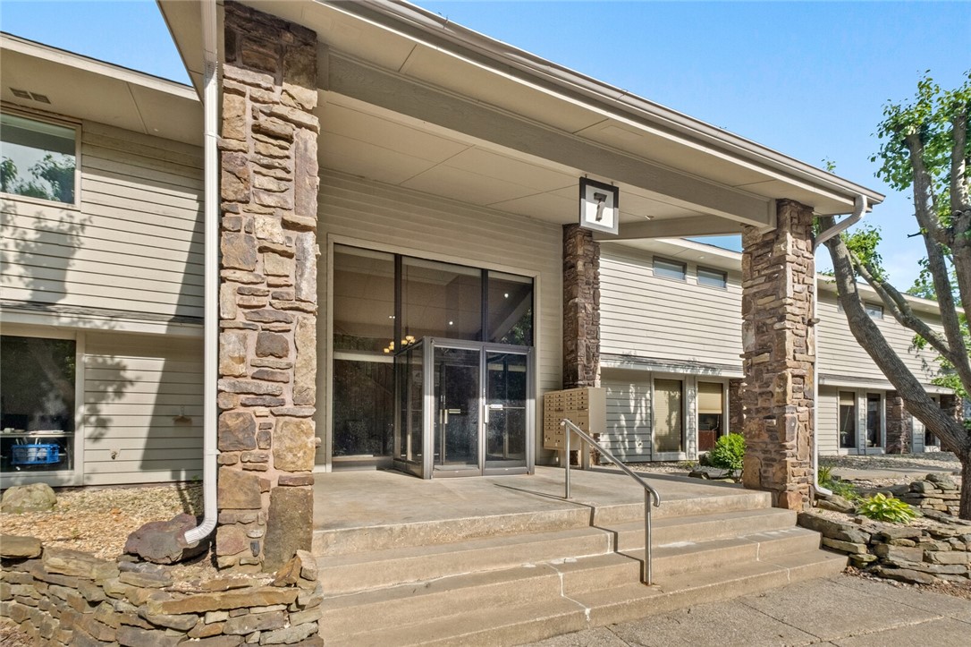 Looking for an investment that is fully stabilized, fully leased, and in a great location. This property checks all those. This unit is self sustaining complete with an onsite property manager that also leases an office. The building is situated off Walnut in Rogers, providing for a high traffic count and great signage visibility.