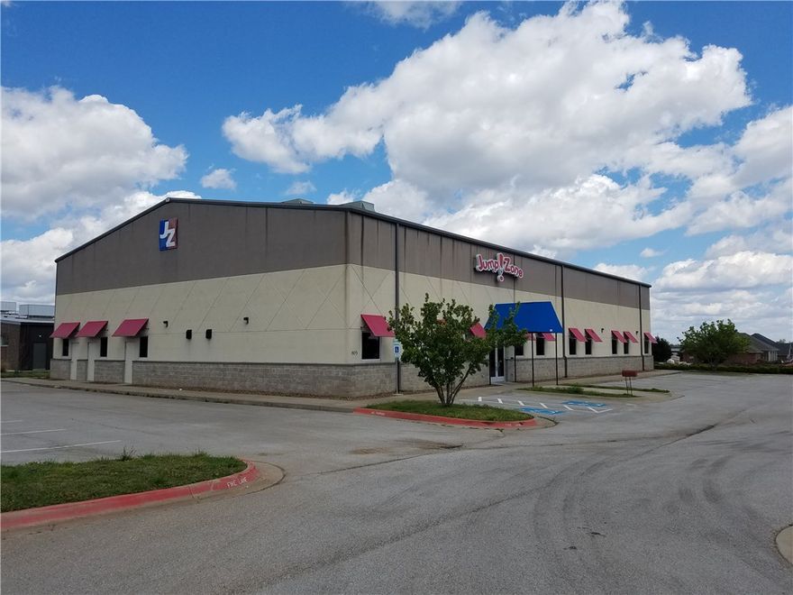 Jump Zone buillding - 30 foot ceilings zoned retail,  air conditioned stand alone commercial building.  Excellent building for recreational use, church, etc.