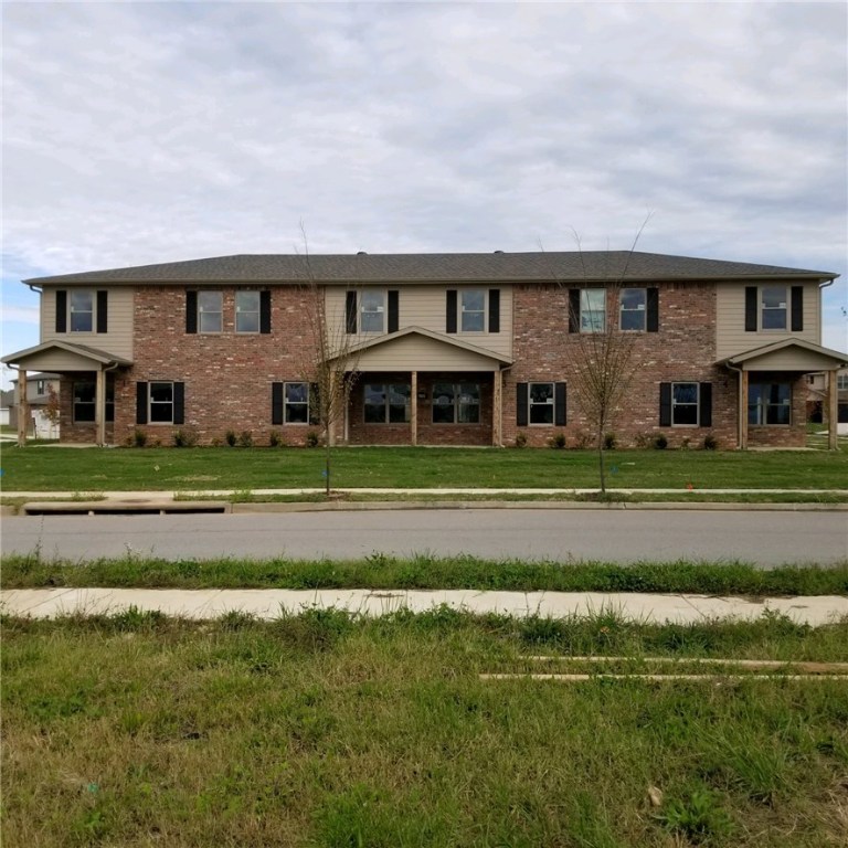 Brand new. Nice Executive Rentals in the heart of Northwest Arkansas. Townhome features 2 bedrooms, 2.5 baths, 1 car garage, all appliances. Large master bath, great floor plan with many upgrades. Side patio for entertaining. Close to shopping, dining and entertainment. New Tenant move-in bonus, contact Listing Agent.