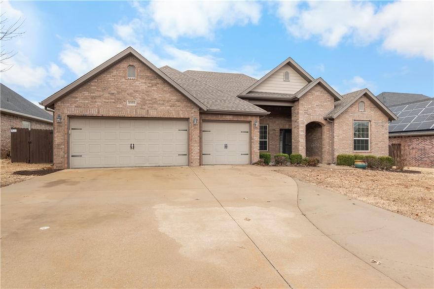 One level 4 bed/3 full bath home w/3 car garage. Brand new carpet, hardwood floors & granite countertops. 2 walk in closets in primary bathroom.  Sidewalks, easy access to Clabber Creek Trail for bike rides or walker. Open kitchen w/5 burner gas stove & SS appliances. Vaulted ceilings in living area. Covered patio & fenced in backyard. Walking distance to two schools, McNair Middle School and Holcomb Elementary.