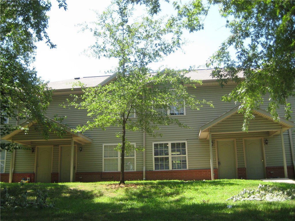 Great 2 bedroom & 2.5 bath condo close to Baum Stadium and easy access to I-49 and the U of A campus!