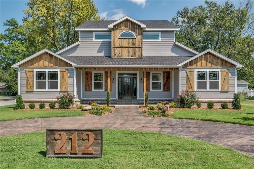 Gorgeous custom built home in Downtown Bentonville. Close to Bogle Park, Elementary and Middle
Schools, as well as Downtown shopping and dining! Home features stunning details throughout such as
hardwood floors, built-ins, wood beams,and much more!Open layout and spacious rooms are perfect for
entertaining. Living room has stone fireplace and built-in shelves.Professional grade kitchen has island
with built-in table, granite tops, stainless appliances,and gas range.Master suite has access to upper
deck and spa-like bathroom retreat. Huge upper deck with firepit is perfect outdoor living space with
great views!Office space upstairs. THIS HOME IS A MUST SEE!
