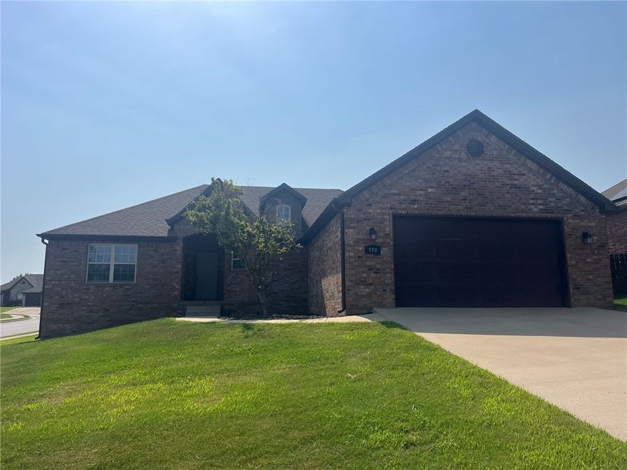 Great all brick, 3 bedroom 2 bath in Sienna Estates. Split floor plan. Fresh paint, new carpet in bedrooms! Granite in the kitchen, fireplace in the living room. Primary bedroom has large walk in closet, double sinks in bathroom. Open living area, bar area in kitchen. Location is great easy to get to schools, parks and restaurants!