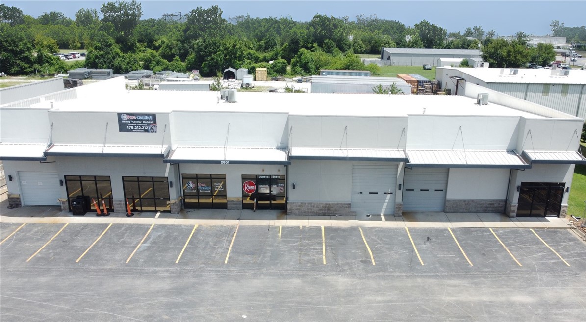 Lease overview:
Available: 5,092 SF (Units 4 & 5).
Asking rent: $10.00 PSF.
Rent type: NNN.
Grade level doors: 2 (10’ x 12’).
Min wall height: 17’ 4”.
Peak height: 20’ 4”.
Maximum clear span: 16’.
Parking spaces: 7.
Power capacity: Single phase.
Climate controlled: Yes.
Property highlights:
±5,092 SF of industrial space available across Units 4 & 5, featuring two 10’ x 12’ grade-level doors, 17’ 4” minimum wall height, and 20’ 4” peak height. The space offers a 16’ maximum clear span, single-phase power, and is climate controlled. Includes 7 dedicated parking spaces. NNN lease at $10.00 PSF. Conveniently located directly off Hwy 62 and just a 2.9-mile drive to Interstate 49.