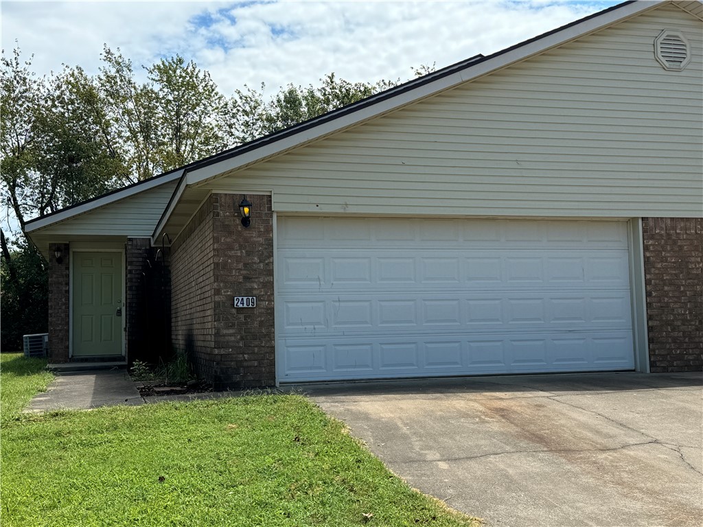 Spacious 3 bedroom, 2 bath duplex in the Sun Meadow Subdivision of south Rogers. 2 Car garage and close to Rogers High School. New Paint and Carpet throughout. Large backyard