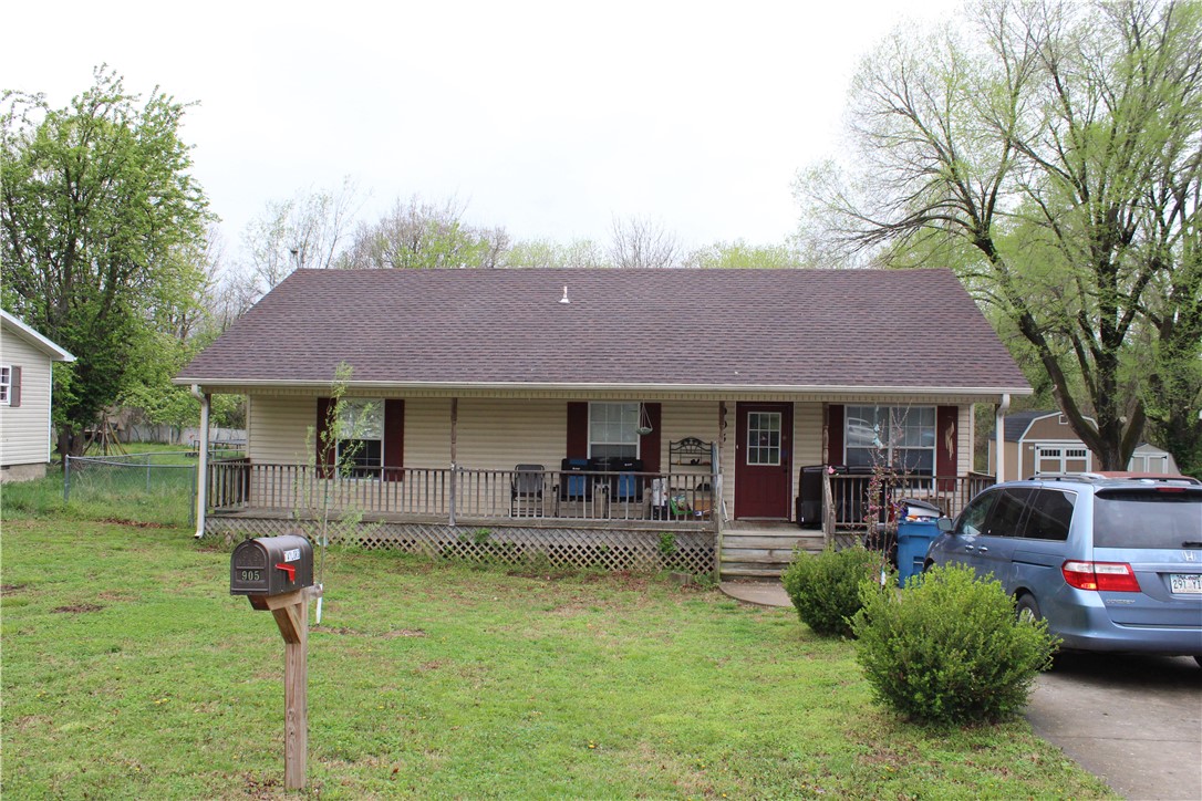 Enjoy small town living that is just a short drive from all that NWA has to offer. Roof is 1 year old. AC Unit is 2 years old. Extensive foundation work done, see pictures for reference. Fridge and stove convey.
Ozark Community Hospital: 2mins away
Downtown: 3-5mins away
Revenue Office: 1-2mins away
