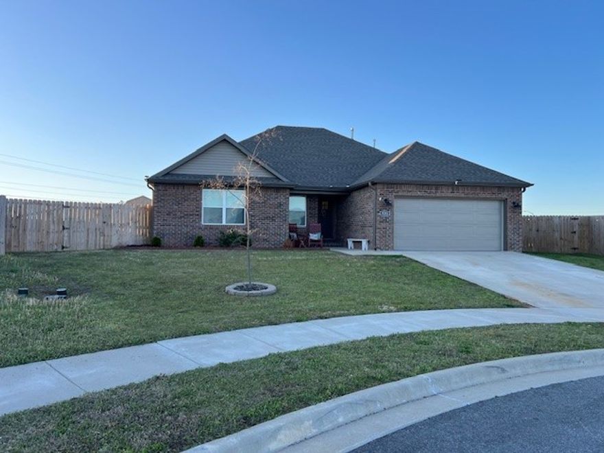Nestled on a spacious corner lot, this well thought out floor plan packs so much into 1607 SF! The open concept boasts a spacious living room with stunning brick fireplace, a dream kitchen with island, stainless appliances, and granite counters, a mudroom with built-in mud bench off the garage, large laundry room, and very comfortable owner's suite with walk-in closet, shower and whirlpool tub. Additionally, you'll love the inviting exterior, oversized back yard, and outstanding resort style community pool, pavilion, and playground with park benches and grill! Located just minutes from the vibrant and bustling downtown area, Siloam Springs Country Club, bike park, and the Highway 412 and 59 Corridors, the location simply can't be beat! This home with the large corner lot is a must see
