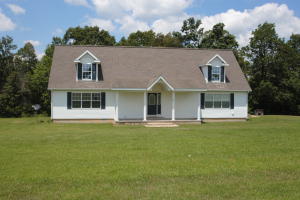 HARRISON SCHOOLS! Spacious 3 bedroom (could be 4), 3 1/2 bath home on over 3 acres in Osage Bluff Subdivision. Sellers just added new hardwood bamboo flooring on 1st floor, fresh paint, new ceiling fan--- and a new large soaking tub in the master bathroom. This home features an open floor plan, large rooms, huge walk in closets in each bedroom and beautiful oak cabinets in the kitchen. Sellers utilized Dish network and high speed internet.