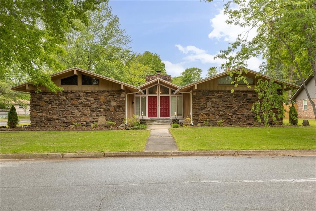 This spacious 3 bed, 2 bath home on a corner lot in Springdale, AR offers over 2,400 sq ft and is full of potential! Features include a huge family room, breathtaking fireplace, HVAC (2 years old), NEW Roof 2024, attached garage, separate workshop, and a breezeway perfect for plants or relaxing.
This property offers solid bones, a great layout, and a prime location near schools, parks, and shopping.
This one’s a great pick for a Savvy Home buyer or investor ready to roll up their sleeves.
Don’t miss this opportunity to build equity!