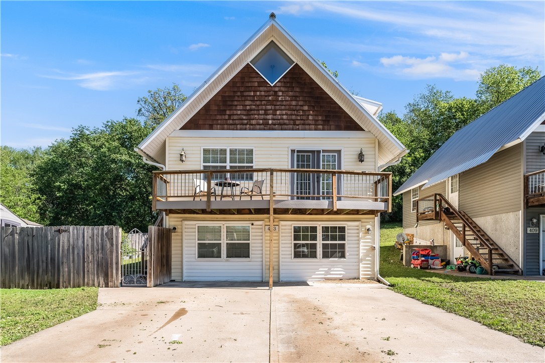 Don't miss the opportunity to own this 4 bedroom, 3 bathroom home in the growing Siloam Springs area. Just minutes from JBU, 412 and downtown Siloam Springs. This home features a lower level with its own entrance for potential in law suite or rental unit!