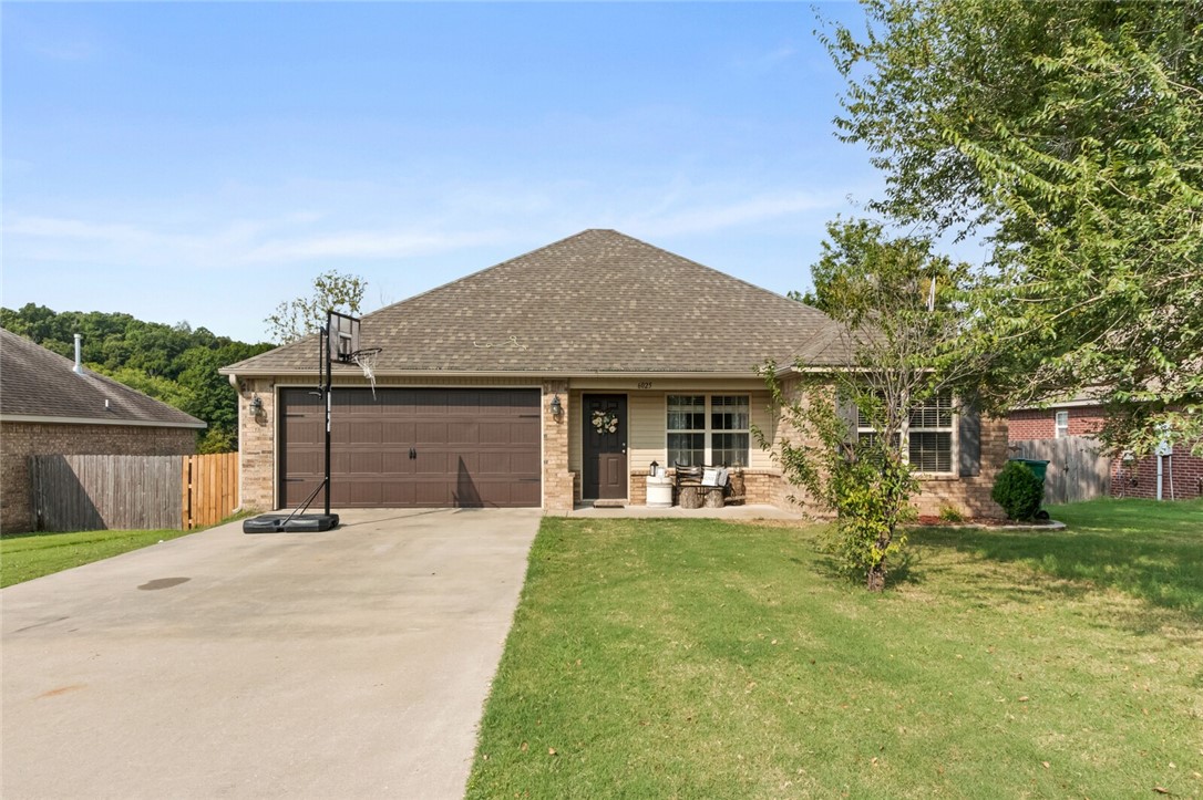 You can be on I-49 in a few minutes but feel like you live in the country. Great split 4-bedroom plan. Beautiful country view off back deck, above ground pool.