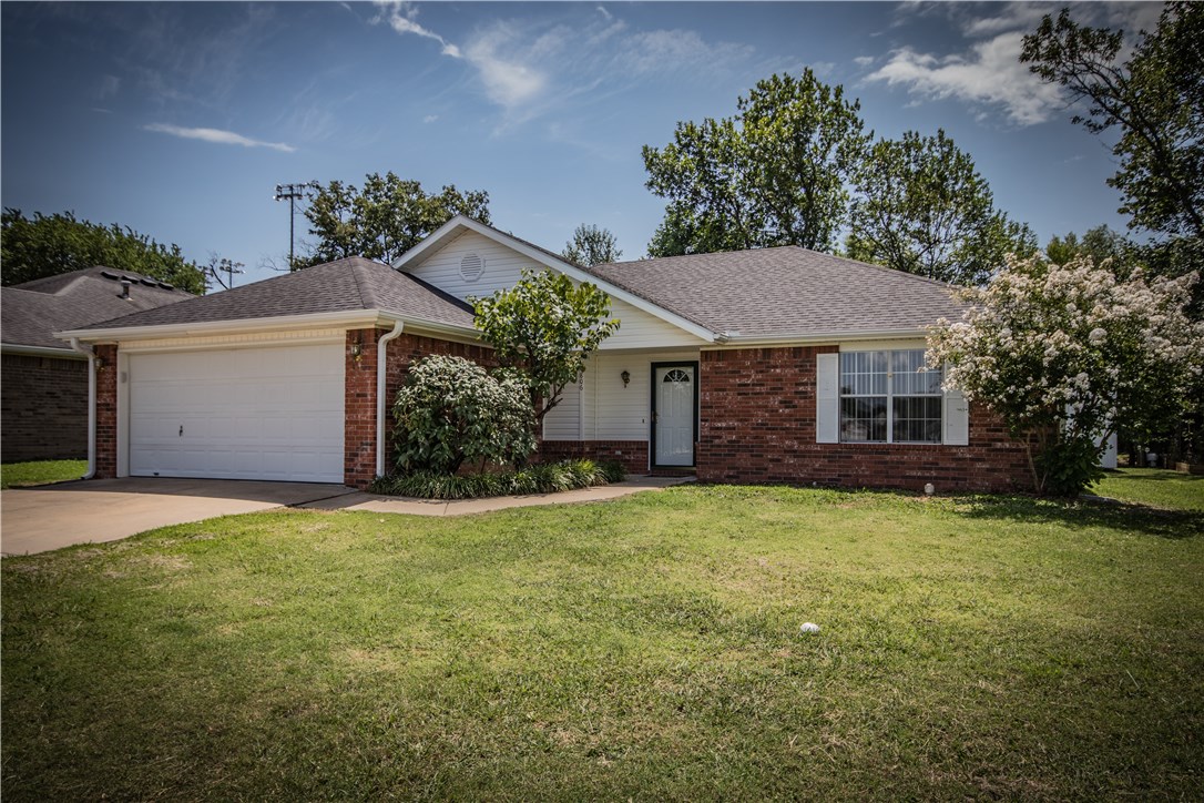 Very nice, ready to move in 3 bedroom centrally located in Bentonville! Walking distance to the Bentonville High School and Elementary school! Home features: new paint and carpet, split bedroom plan, eat-in-kitchem, fireplace and high ceilings. Come view this home today!