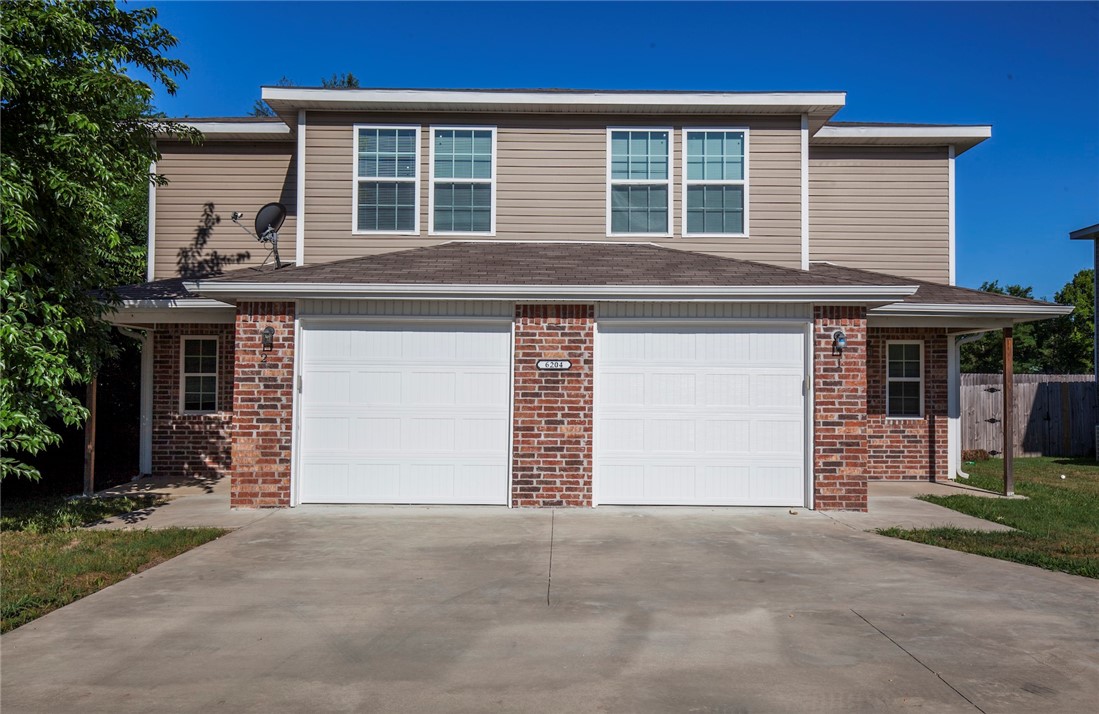 Great 3 bedroom 2 bath duplex near XNA. Granite counters, Vinyl plank wood flooring thru main living area, carpet in bedrooms. Refrigerator, washer/dryer included. Privacy fenced back yard. Pets / $350.00 Refundable Pet Deposit per pet.