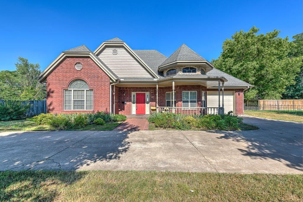 LOCATION, LOCATION, LOCATION!!! ENJOY A 5 MINUTE EASY WALK TO BENTONVILLE’S CITY SQUARE WHERE YOU WILL FIND SHOPPING, ENTERTAINMENT, RESTAURANTS, FARMER’S MARKET, FIRST FRIDAY, LIVE MUSIC, EXHIBITS AND MORE ALL JUST .3 MILES AWAY!!! Great one level home offering 2 bedrooms and 2 full baths on a .29 acre spacious lot! Front circle drive with charming curb appeal all in the heart of Downtown Bentonville! Walk to trails, museums, and more!