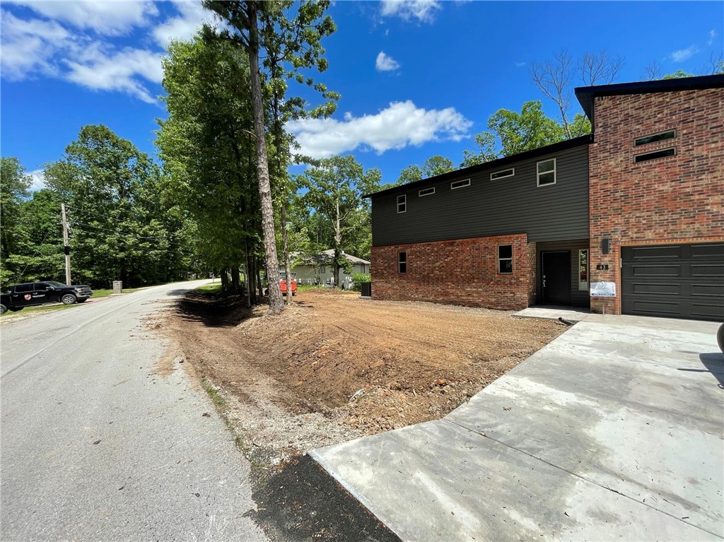 Brand-new 2-story single-family home with 2 bedrooms, 2.5 bathrooms, and a 1-car garage! Features extra driveway parking and backs to a common area leading to Lake Ann. Just minutes from Lake Park and the Back 40 Trails, perfect for outdoor enthusiasts. Donāt miss this prime Bentonville homeāschedule a showing today!