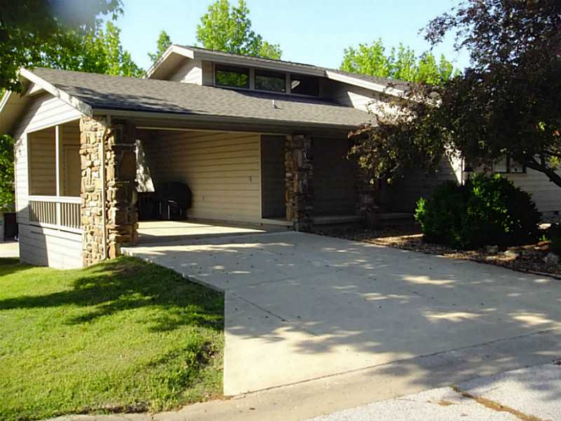 ISLAND TOWNHOME IN WEDGEWOOD ASSOCIATION. END UNIT GREAT LOCATION, WALK TO RECREATION AND GOLF. NIGHTLY RENTAL SINCE NEW. NEWER HEAT PUMP. SELLING FURNISHED! 2BR,2BA,FP AND VAULTED CEILINGS.GREAT SECOND HOME OR RENTAL. MOVE IN READY.,FURNISHINGS INCLUDED IN SALE PRICE. ()