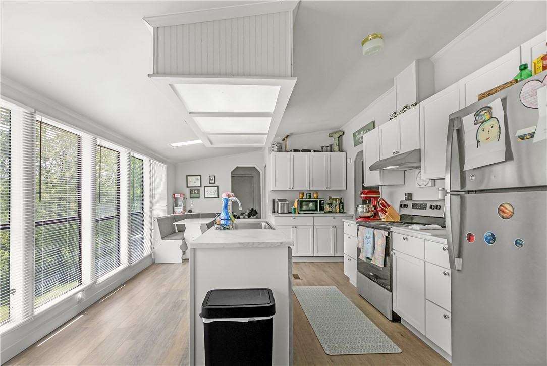 Split floor plan, large kitchen, Pea Ridge schools, hilltop views! Remodel in 2024 including new LVP flooring, paint, new toilets and vanities and new kitchen.