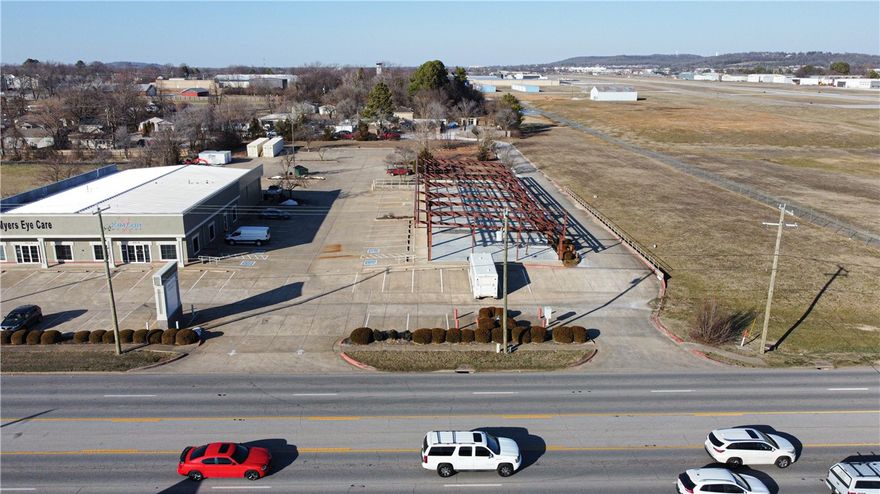 8815 SF Structure. On Hwy 412 Frontage on 1.62 acres!
The business can be designed to fit your business needs, the possibilities are endless.