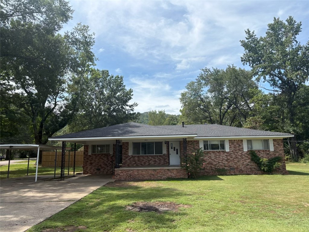 Charming 3 bedroom, 1.5 bath home on the edge of town! This updated property offers the perfect blend of comfort and convenience, featuring a carport, a fenced backyard, and plenty of room to enjoy both inside and out. The location provides a peaceful setting while still being close to town amenities. Donāt miss this move-in ready homeāschedule your showing today!