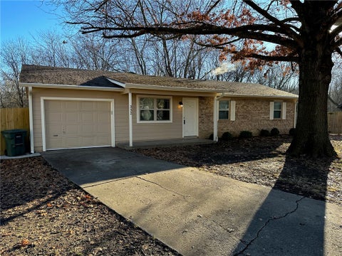 Photo of 332 W Nightingale Circle, Fayetteville, AR 72703 (MLS # 1362192)