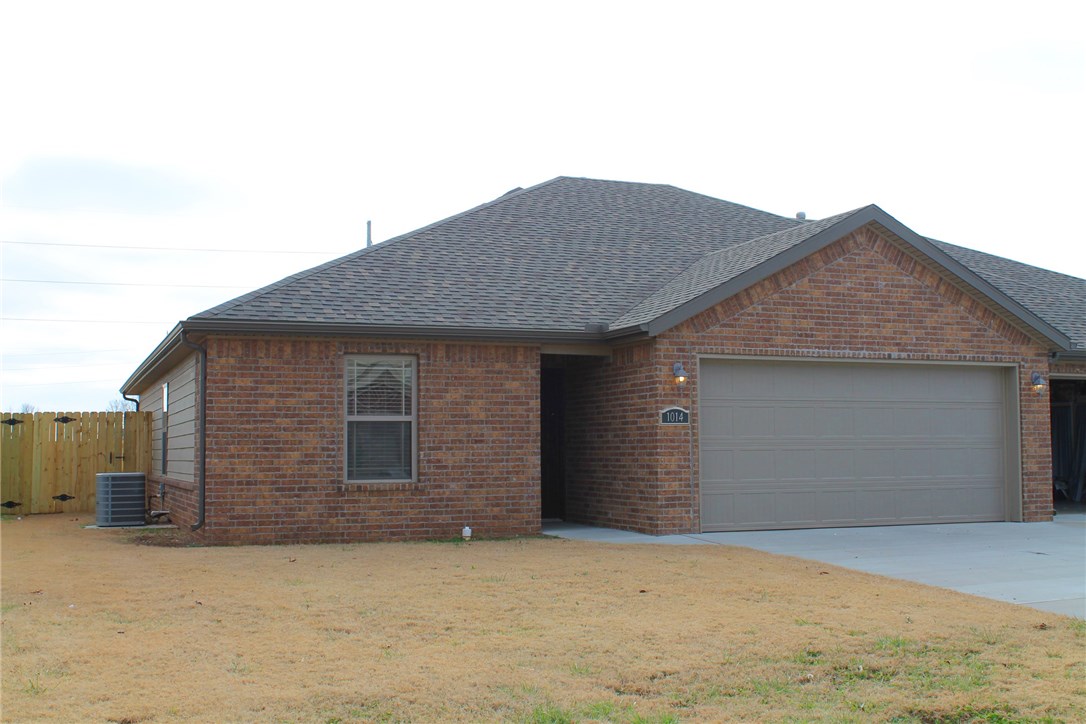 Very nice 3 bedroom 2 bath, 2 car garage duplex in Centerton! Built in 2014, this unit is ready to move in! Features include: granite countertops, open layout, fireplace, split bedroom plan and fenced backyard