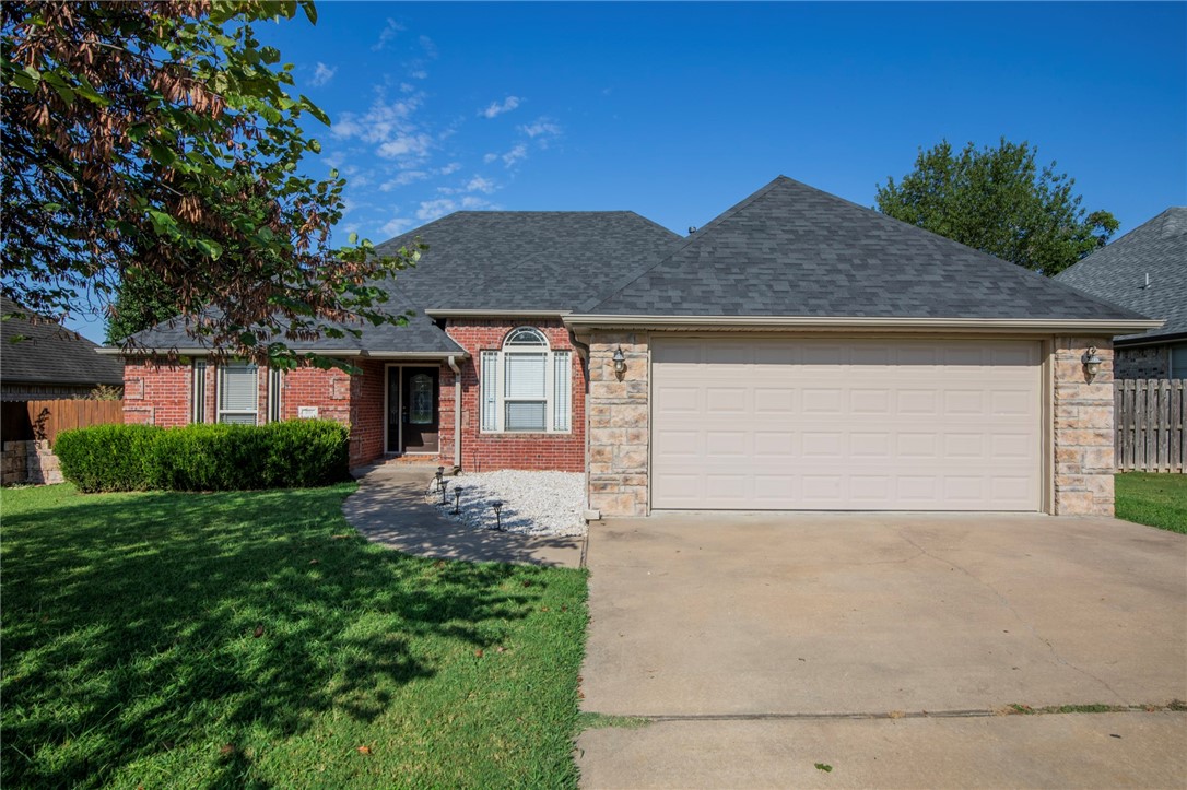 Gorgeous home in great location in Kensington Hills Subdivision of Centerton. This all brick 3 bedroom 2
full bath house has a lot to offer. Granite Countertops, Master bedroom offers his/her sinks, Jacuzzi tub
and walk in shower. The front yard has been landscaped and the back has a privacy fence - NEW ROOF coming July 2025! Kitchen has new stainless steel appliances. Refrigerator to convey!