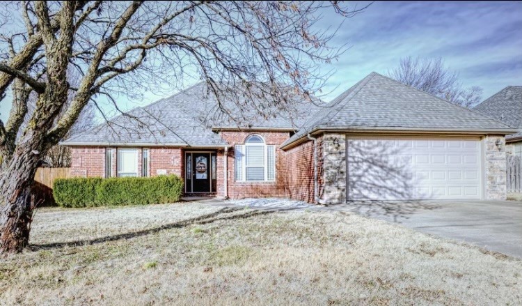 Gorgeous home in great location in Kensington Hills Subdivision of Centerton. This all brick 3 bedroom 2
full bath house has a lot to offer. Granite Countertops, Master bedroom offers his/her sinks, Jacuzzi tub
and walk in shower. The front yard has been landscaped and the back has a privacy fence - NEW ROOF coming July 2025! Kitchen has new stainless steel appliances. Refrigerator to convey!
