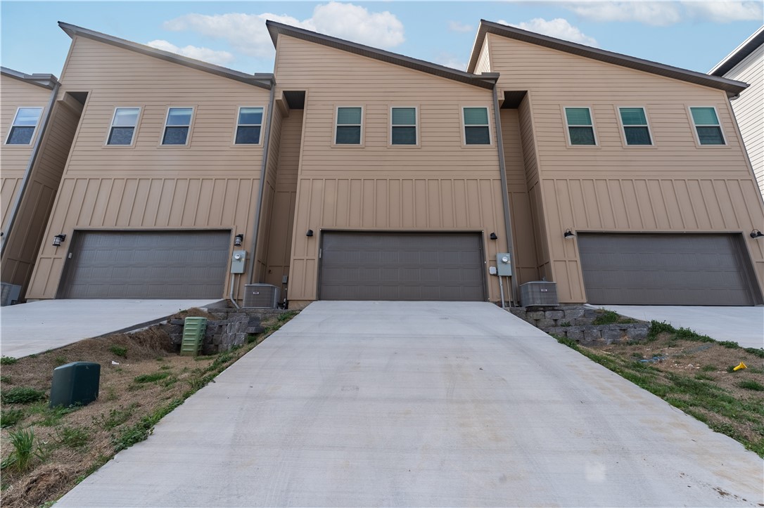 Photo 3 of 31 of 2204 W Million Lane townhome