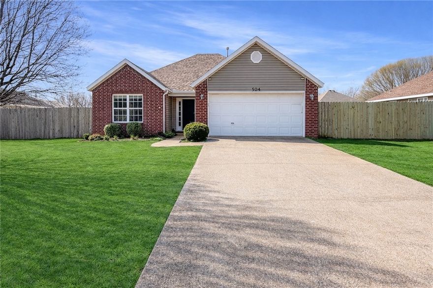 Move in ready 3 bedrooms 2 baths 2 car garage in one of NWA central location. Easy access to every major
road (71 business, I-49 OldMissouri rd).