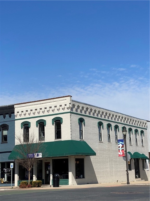 Single office space opportunity in a great location in downtown Rogers. Beautiful historic building. Recently remodeled. Gorgeous window view. All bills paid - including wifi. Offices are on the second floor of the building.
See attached Offering Memorandum.